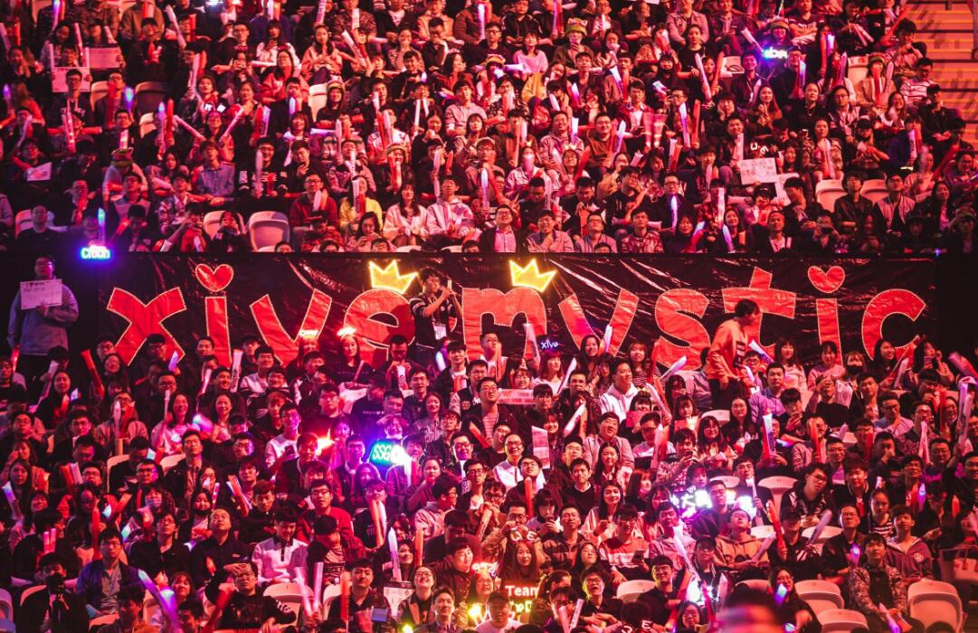  电竞场馆座无虚席，粉丝热情点燃赛场氛围  