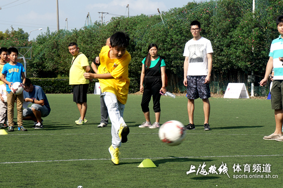  赛前训练开放日，球迷零距离接触球星