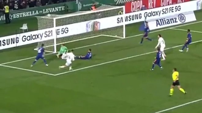  裁判判罚引争议，赛后复盘聚焦热点