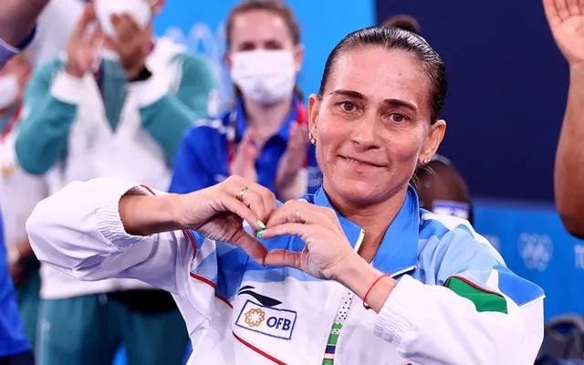  费德勒出席元老赛开幕式，传奇归来引全场起立致敬  