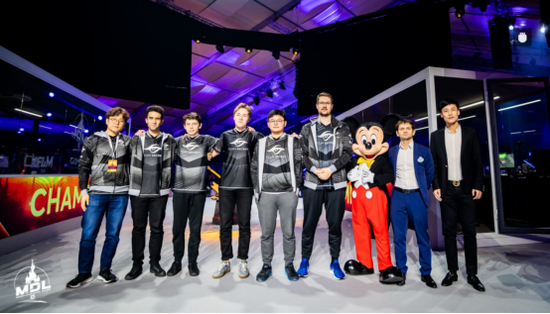  电竞明星选手退役转型 跨界发展开启人生新篇章