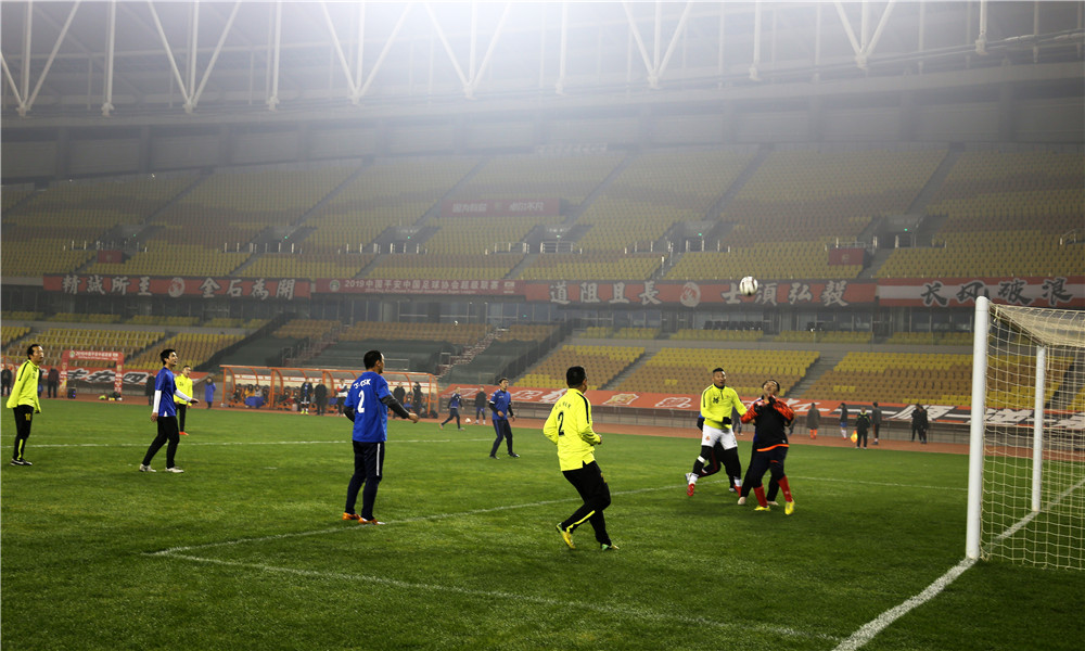  友谊赛演绎攻守大战，双方奉献精彩对攻