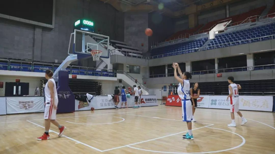  篮球场馆设施升级，观赛体验全面提升