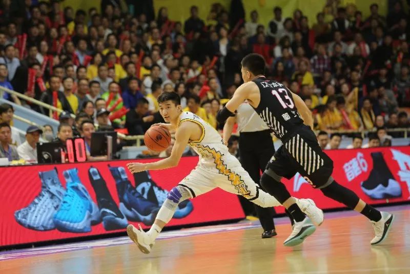  青少年篮球联赛开幕，青春风暴席卷赛场