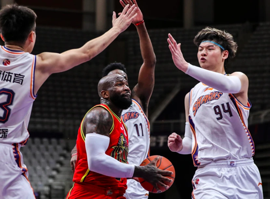上海男篮外援发威,客场力克北京首钢队