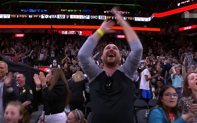 卡利亚里读秒绝杀,主场球迷沸腾庆祝