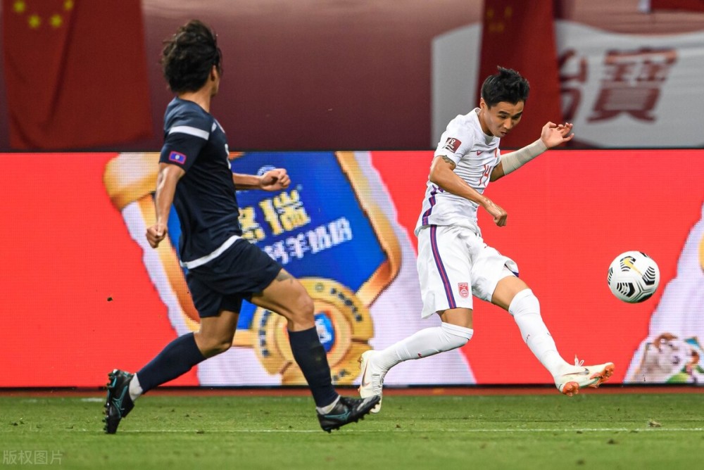  边路快马突破，单骑闯关上演帽子戏法