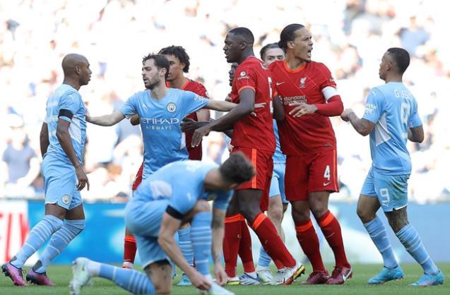  英超榜首大战，利物浦击败曼城夺魁